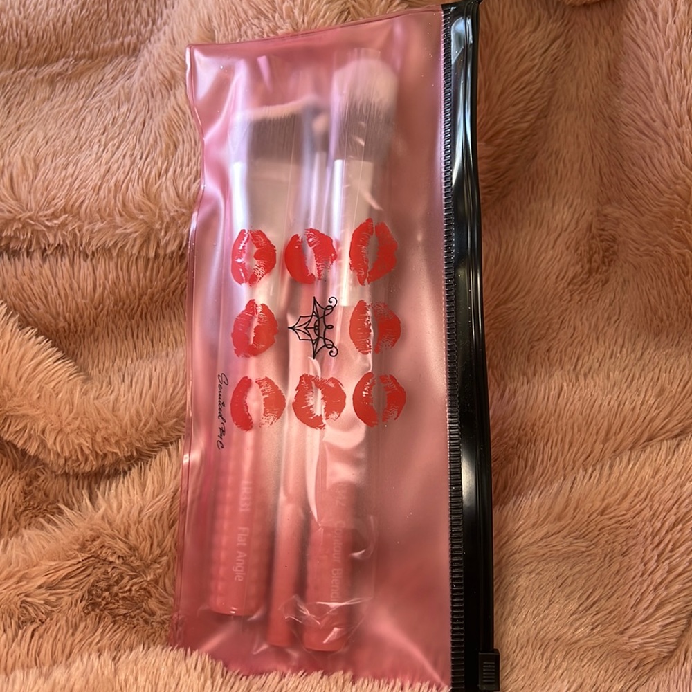 Makeup brush set. New and never been used. ❤️💖💋💋💋. NWOT